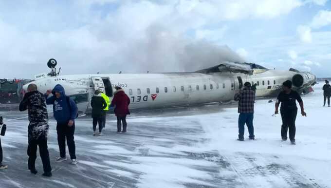 Экстренную посадку самолёта в Торонто сняли на видео